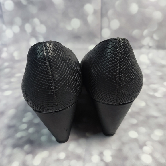 Tahari EUC Black Leather Suede Closed Toe Wedges - Picture 7 of 12